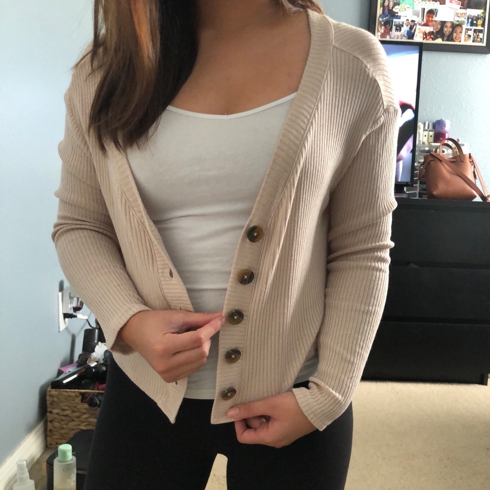 Super cute cardigan with buttons!
